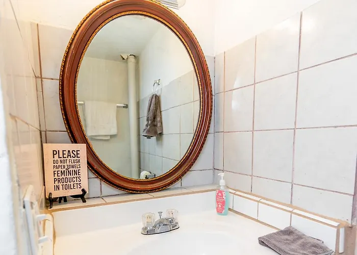Charming - Pittsburgh's Little Italy Apartment Pittsburgh