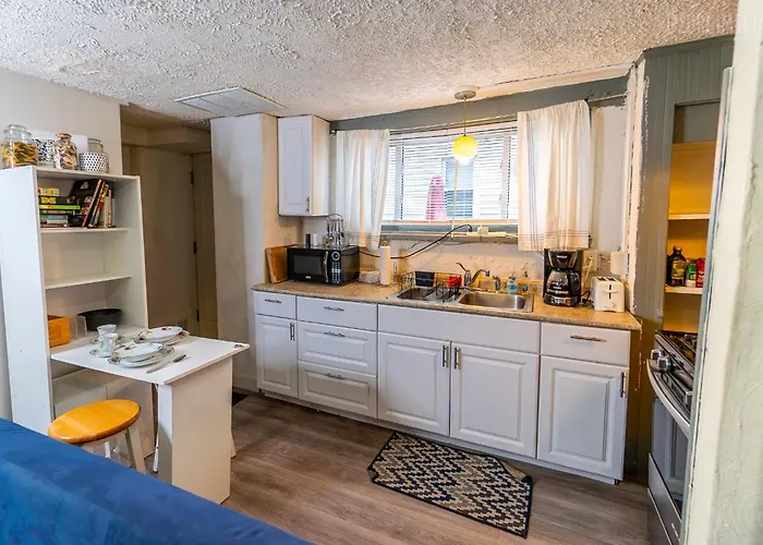 Charming - Pittsburgh's Little Italy Apartment Pittsburgh