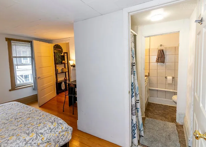 Charming - Pittsburgh's Little Italy Apartment Pittsburgh