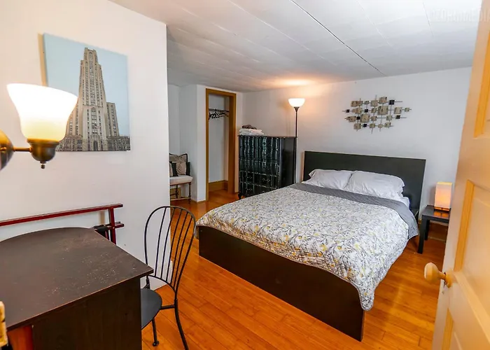 Charming - Pittsburgh's Little Italy Apartment